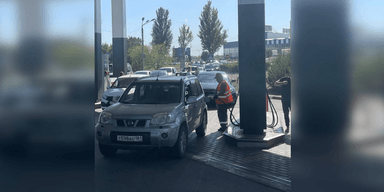 У Луганську виник гострий дефіцит палива: бензин зливають із припаркованих машин (відео)