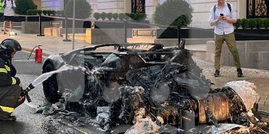 У центрі Москви спалахнув і повністю згорів Lamborghini (фото)