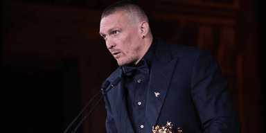 Усик защитил диссертацию: почему ученые раскритиковали боксера (фото, видео)