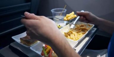 Пассажирка самолета нашла в еде "сюрприз": пилоту после этого пришлось идти на аварийную посадку
