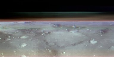 Такого не делал ни один аппарат: NASA показало уникальный снимок Марса и его спутника (фото)