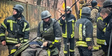 Ракетний обстріл Одеси: окупанти вдарили по рятувальниках, які шукали людей під завалами