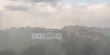 Cтихія з грозами та шквалами накрила Київ: вулиці пішли під воду, а вітер повалив кран (відео)