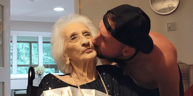 Вспомнила молодость: 103-летняя женщина "заказала" мужчину в дом престарелых (фото)