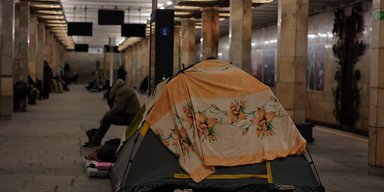 "Метро — не отель": в Киеве разгорелся скандал из-за палаток в укрытиях во время обстрелов (фото)