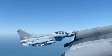"Агрессивный маневр": китайский истребитель J-10 опасно перехватил самолет Канады (видео)