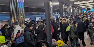 Люди еле влезают в вагоны: в Киеве из-за тревоги произошел "коллапс" транспорта (фото, видео)