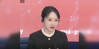 "Увидела репортаж": певица из КНР рассказала, зачем спела "Катюшу" в Мариуполе (видео)