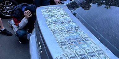 В Одесской области мужчина дал взятку контрразведчикам СБУ, чтобы те устранили ухажера-иностранца (фото)