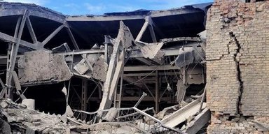 Двоє людей загинуло, шестеро – поранені: армія РФ вдарила по обʼєкту інфраструктури в Сумах