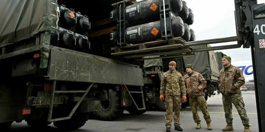 США возобновили поставки оружия Украине, но при одном условии, — СМИ