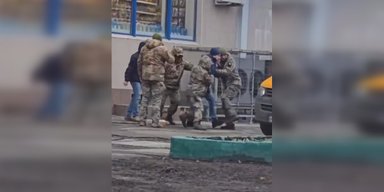 С участием человека в штатском: в Харькове мужчину забрали прямо с улицы (видео)