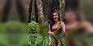 Анна Трінчер потрапила в кумедний конфуз на Балі, де знімалась зі зміями (відео)