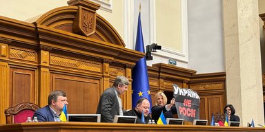 Депутати з плакатом "Ні диктатурі" зірвали засідання Ради: що сталося
