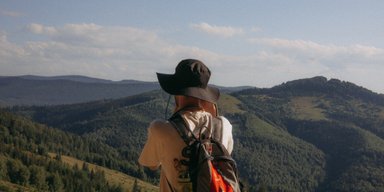 Пара вирушила в похід у ліс і натрапила на загадкову знахідку серед дерев (фото)