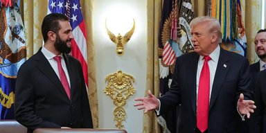 "Еще флакон твоей жене": Трамп опрыскал президента Сирии духами во время официальной встречи (видео)
