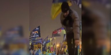 На Майдане парень поджигал мемориал погибшим воинам ВСУ: как он оправдался (видео)