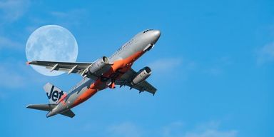 В самолете над океаном женщина бросилась открывать аварийный выход: что произошло дальше (видео)
