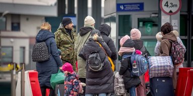Женщины живут в среднем 71 год, а мужчины — 59: каким будет население Украины к 2040 году