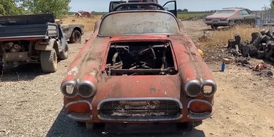 Нічийні раритети: виявлено покинуту колекцію старовинних Chevrolet Corvette (відео)