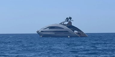 Гигантское судно с таинственным силуэтом сняли в море: что это за объект (фото)