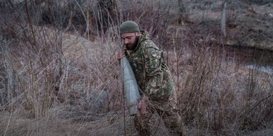 Українські бійці через брак снарядів змушені шукати їх у болотах, — WSJ