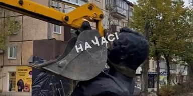 "На звалище історії": в Кривому Розі демонтували пам'ятники Пушкіну та Лермонтову (відео)