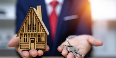 Податки все вище. Які платежі потрібно внести при купівлі-продажу квартири чи машини в 2025 році