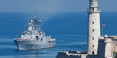 Пассажир круизного лайнера сфотографировал российские военные корабли, направляющиеся на Кубу