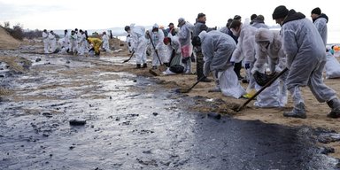 Разлив мазута в Черном море по вине РФ: волонтеры говорят, что загрязнение чистить некому