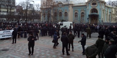 Театр у Рады. Кто и зачем ходит на митинги к украинскому парламенту