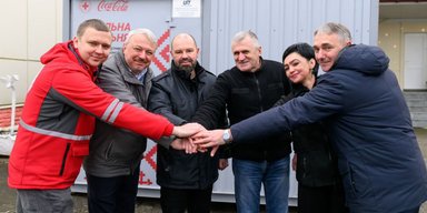Кока-Кола та Український Червоний Хрест продовжують посилювати енергетичну стійкість громад: за три роки передано 110 мобільних котелень