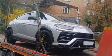 В Киеве эвакуатор забрал на штрафплощадку дорогой кроссовер Lamborghini Urus (фото)