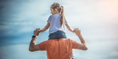 Научите своих детей этим 5 вещам о деньгах, говорит отец-миллионер