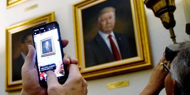 Бизнес под угрозой: автор "искаженного" портрета Трампа, рассказала, что писала его по фотографии