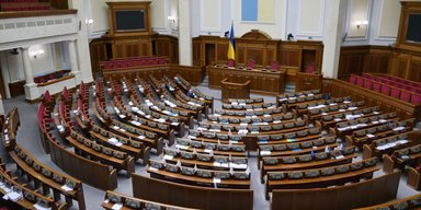 "Следы любви": депутат Верховной Рады покусал жене руку (фото)