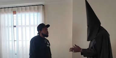Канье Уэст явился на интервью со свастикой на шее и в костюме ку-клукс-клана (видео)