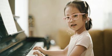 Песня, написанная 11-летней девочкой после школы, стала хитом в соцсетях (видео)
