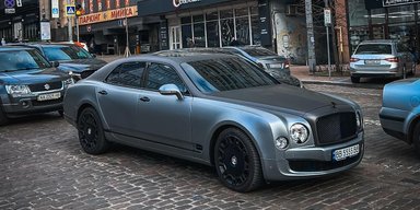 Британський люкс: у Києві помітили рідкісний розкішний седан за $300 000 (фото)