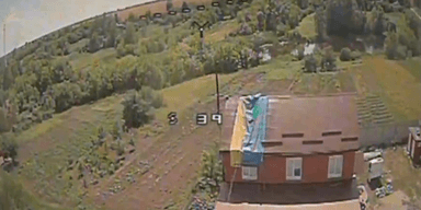 Жители Белгородской области вывесили на крышу дома флаг Украины (видео)