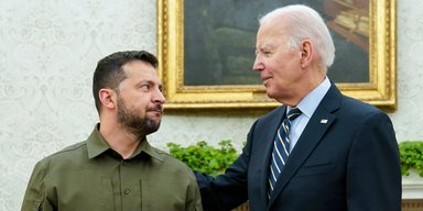 "Временная заморозка": Зеленский представит в США "стратегию войны", СМИ узнали краткий план