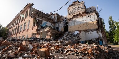 Россияне КАБами разбомбили школу на Харьковщине: один человек погиб, — ОВА