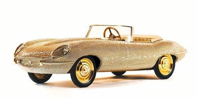 Раритетный спорткар Jaguar украсили 100 000 кристаллами Сваровски (видео)