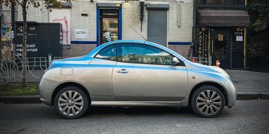 Бюджетний ексклюзив: у Києві помітили рідкісний кабріолет Nissan (фото)