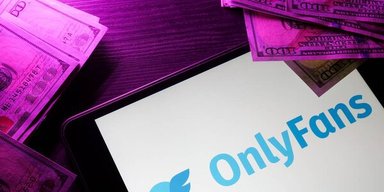 Модели OnlyFans из Украины заработали более $100 млн за три года: налоговая следит за ними
