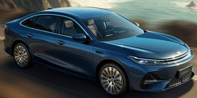 Ціна $14 000 і запас ходу 2100 км: Geely показала електрифікований сімейний седан (фото)