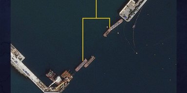 Превентивні заходи: росіяни намагаються захистити кораблі ЧФ за допомогою барж, — розвідка Британії