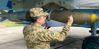 Не просто прикрутили бомбу: Воздушные силы показали JDAM под крылом Су-27 (фото)