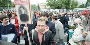 Разговорчики в строю. Как в Киеве встретили 9 мая