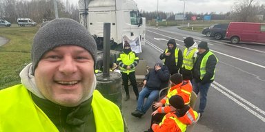 Вантажі на мільйони євро: 25 водіїв хочуть евакуюватися з польського кордону, — Деркач